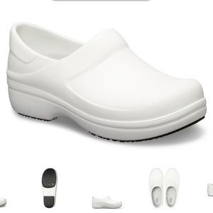 NWT crocs neria pro 2 clogs in white size 9